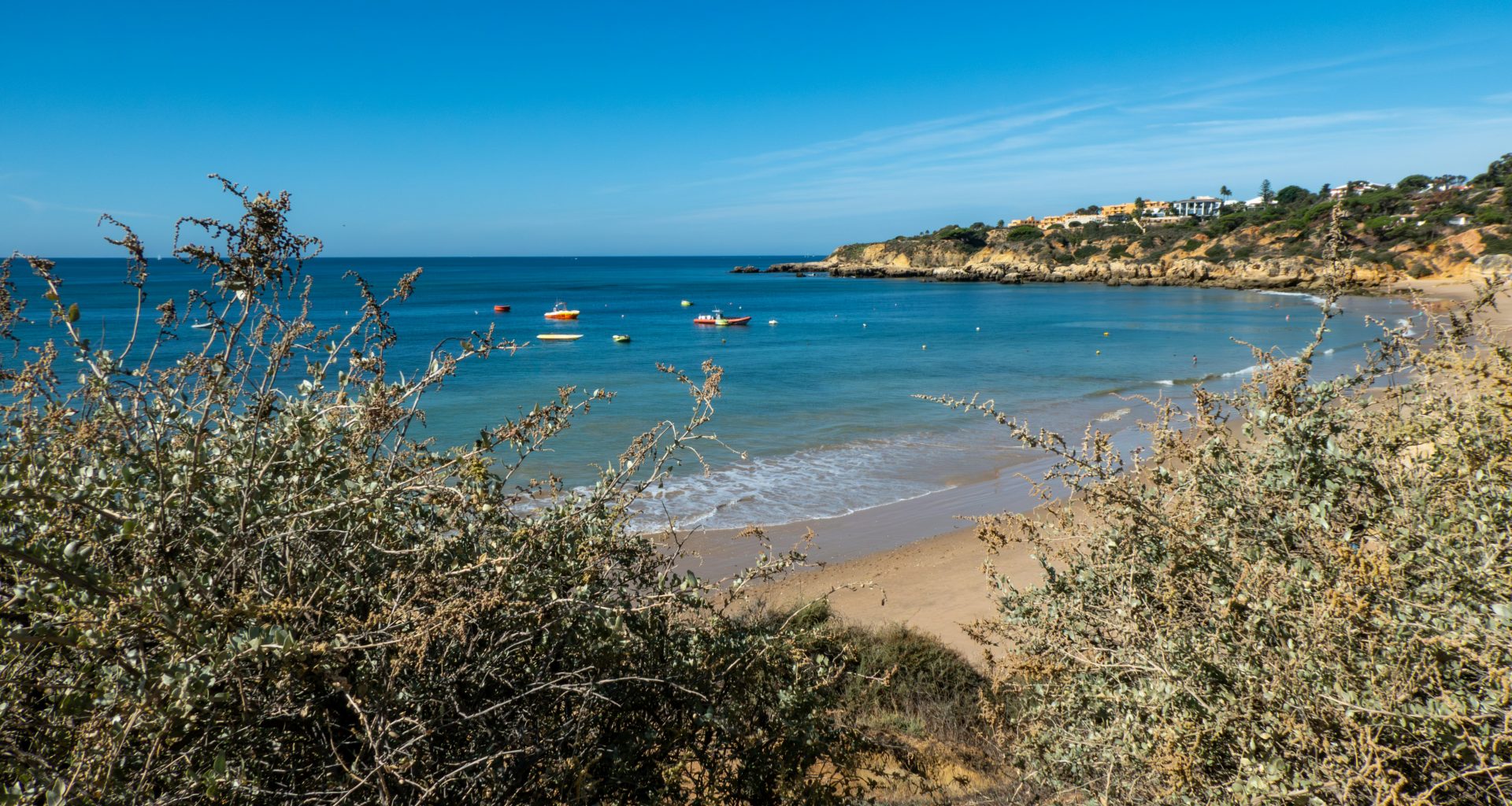 blick-auf-einen-strand-mit-booten-im-wasser-SwA0Vr0NF8I