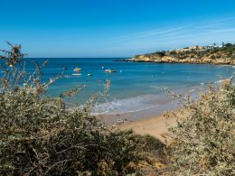 blick-auf-einen-strand-mit-booten-im-wasser-SwA0Vr0NF8I