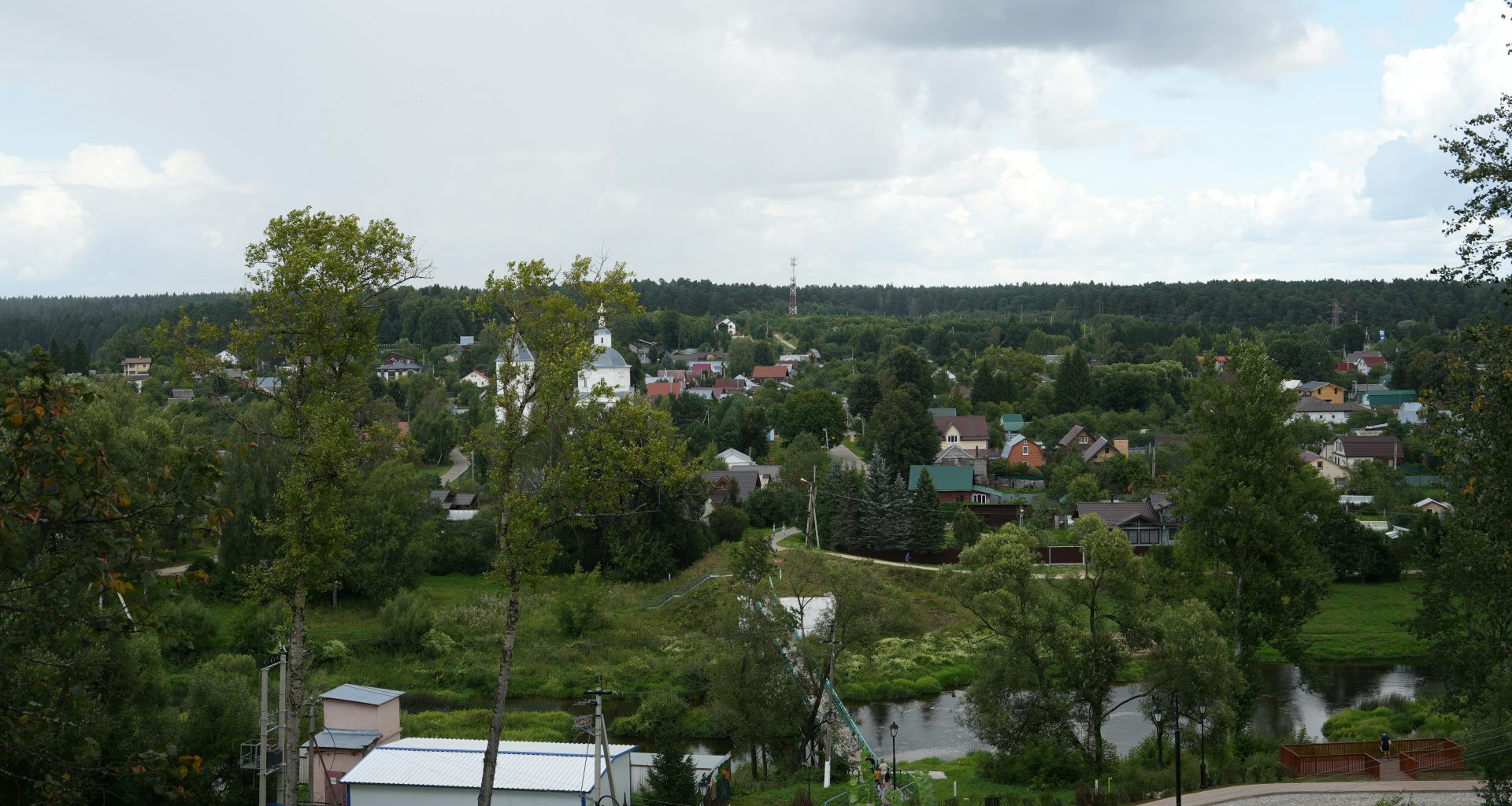 blick-auf-eine-kleine-stadt-von-einem-hugel-aus-CQALAwcgTgo