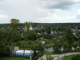blick-auf-eine-kleine-stadt-von-einem-hugel-aus-CQALAwcgTgo