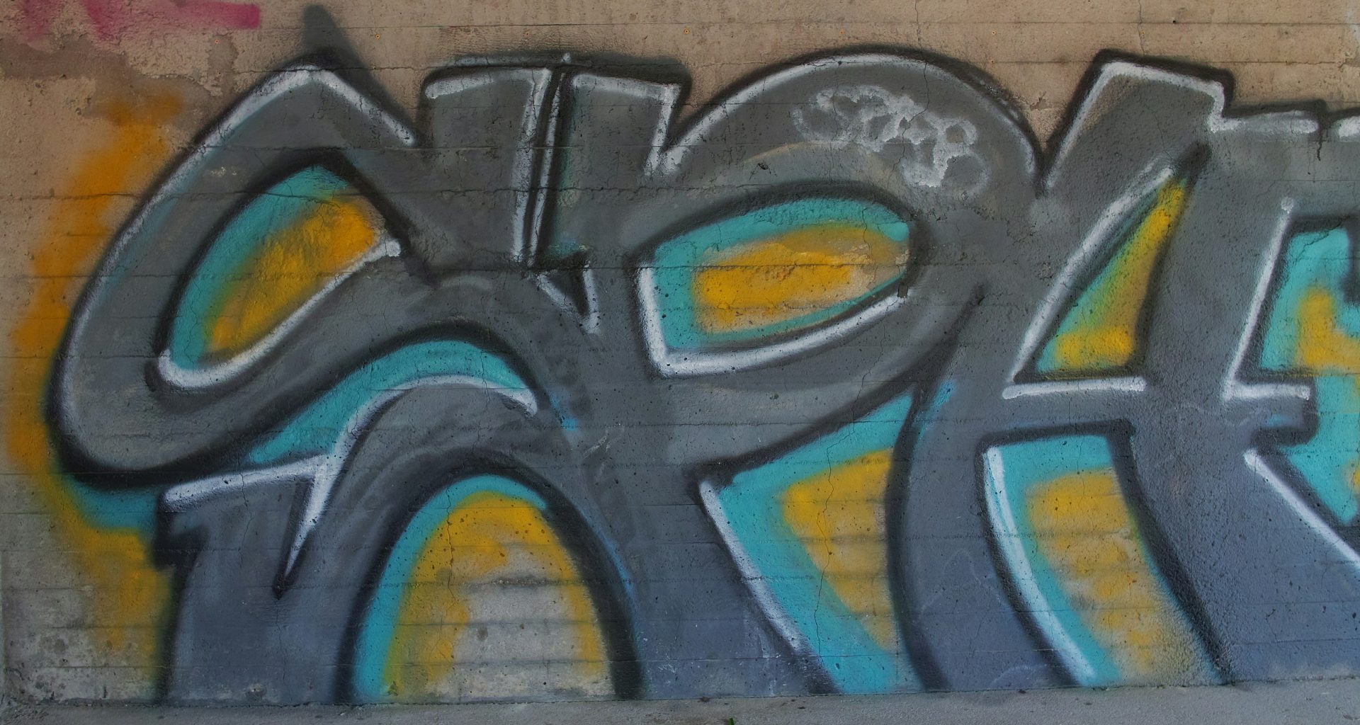 eine-wand-mit-einigen-graffiti-darauf-9tZr47LCylQ