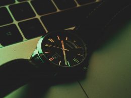 eine-uhr-die-auf-einem-laptop-sitzt-M_XMwkXRwU0