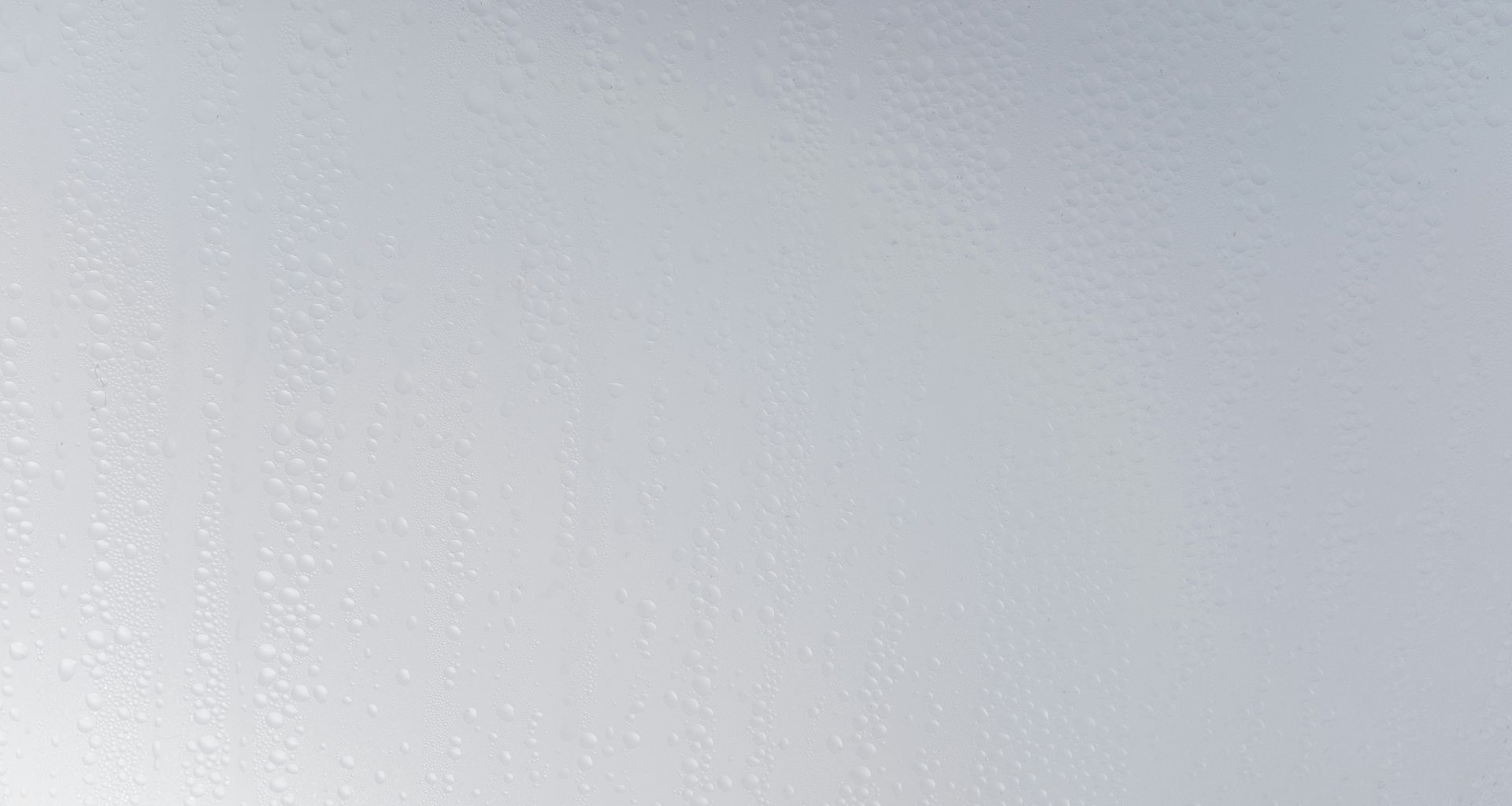 eine-weisse-wand-mit-wassertropfen-darauf-AKHh5Vie5AU