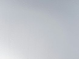 eine-weisse-wand-mit-wassertropfen-darauf-AKHh5Vie5AU