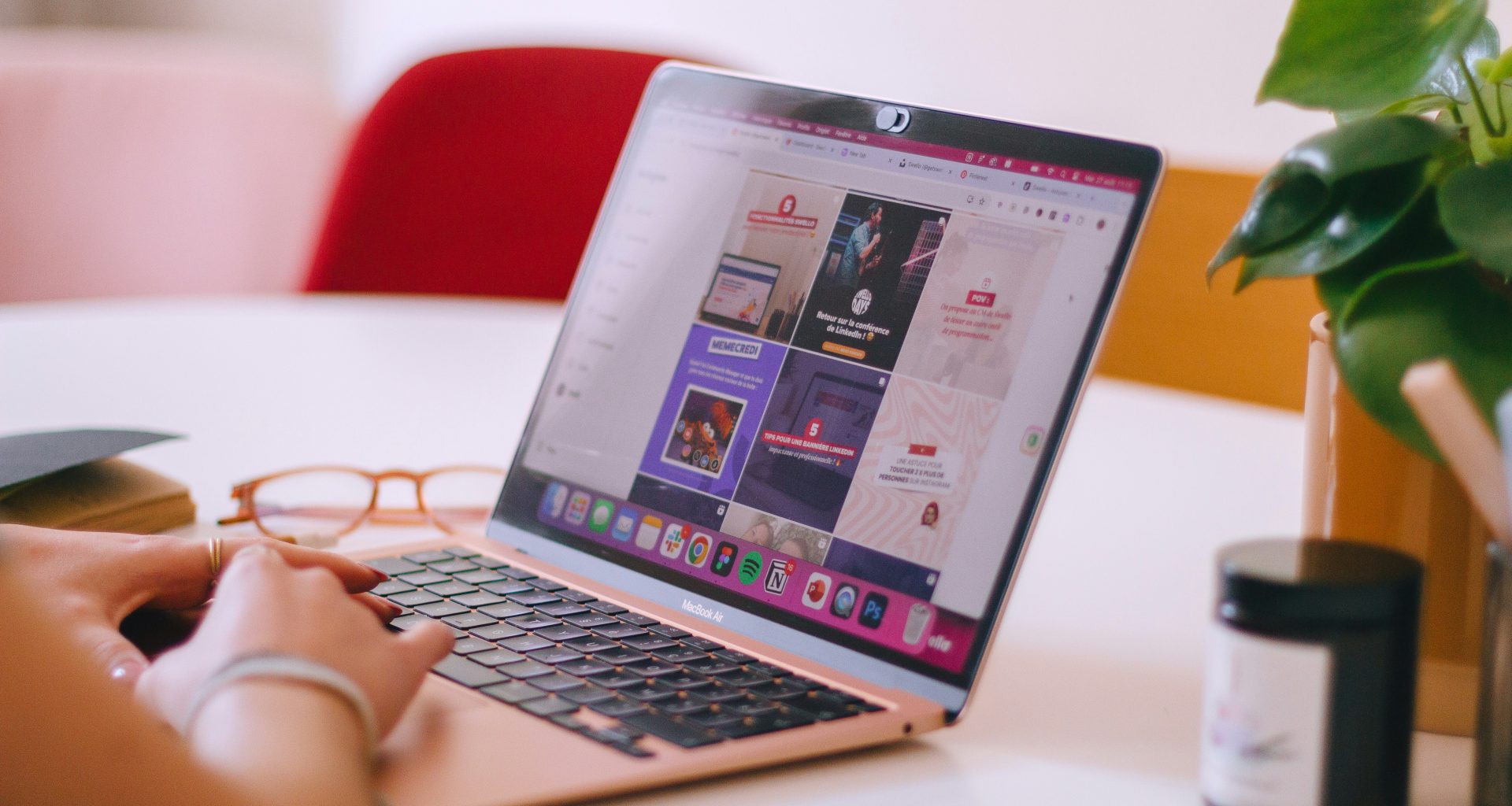 eine-frau-die-an-einem-tisch-sitzt-und-einen-laptop-benutzt-JUh9f3jAAi8