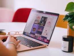 eine-frau-die-an-einem-tisch-sitzt-und-einen-laptop-benutzt-JUh9f3jAAi8