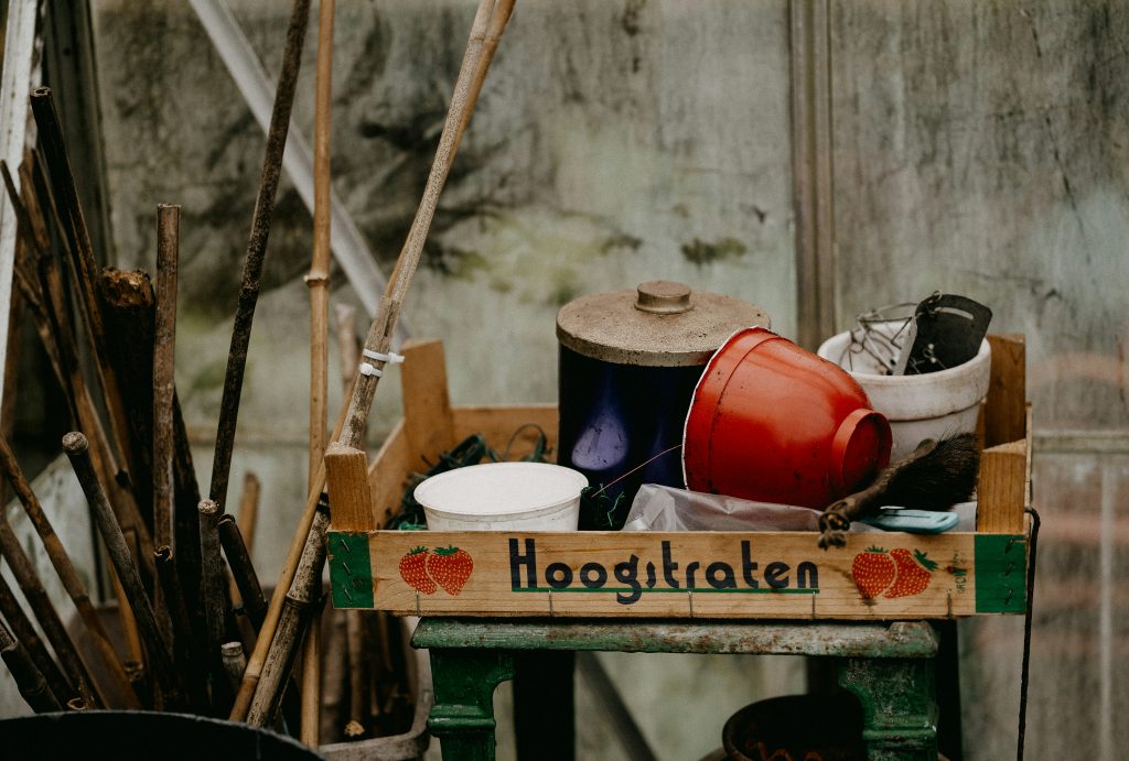 eine-holzkiste-gefullt-mit-topfen-und-pfannen-82UwxaNcRsQ