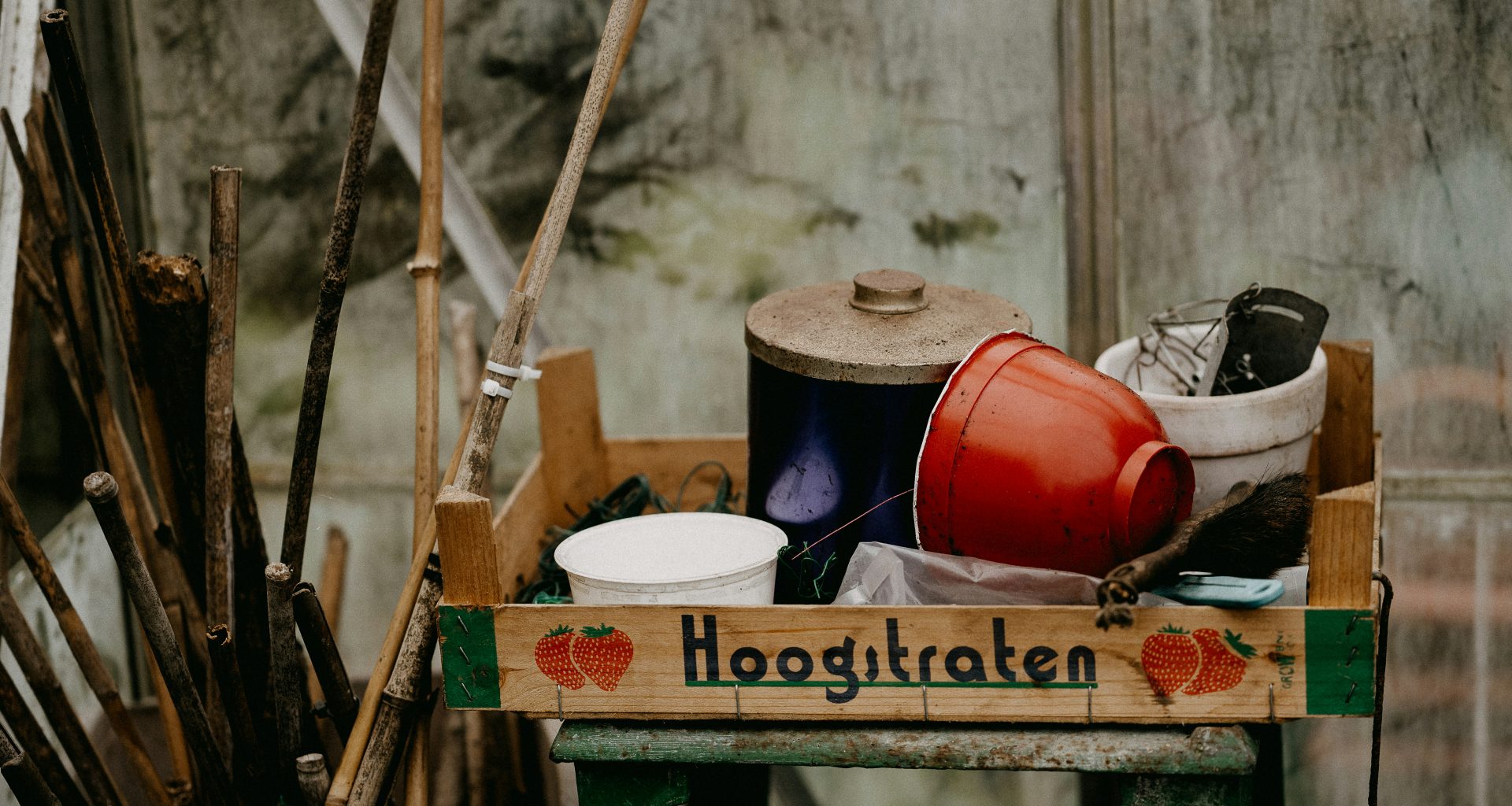 eine-holzkiste-gefullt-mit-topfen-und-pfannen-82UwxaNcRsQ