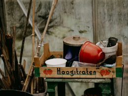 eine-holzkiste-gefullt-mit-topfen-und-pfannen-82UwxaNcRsQ