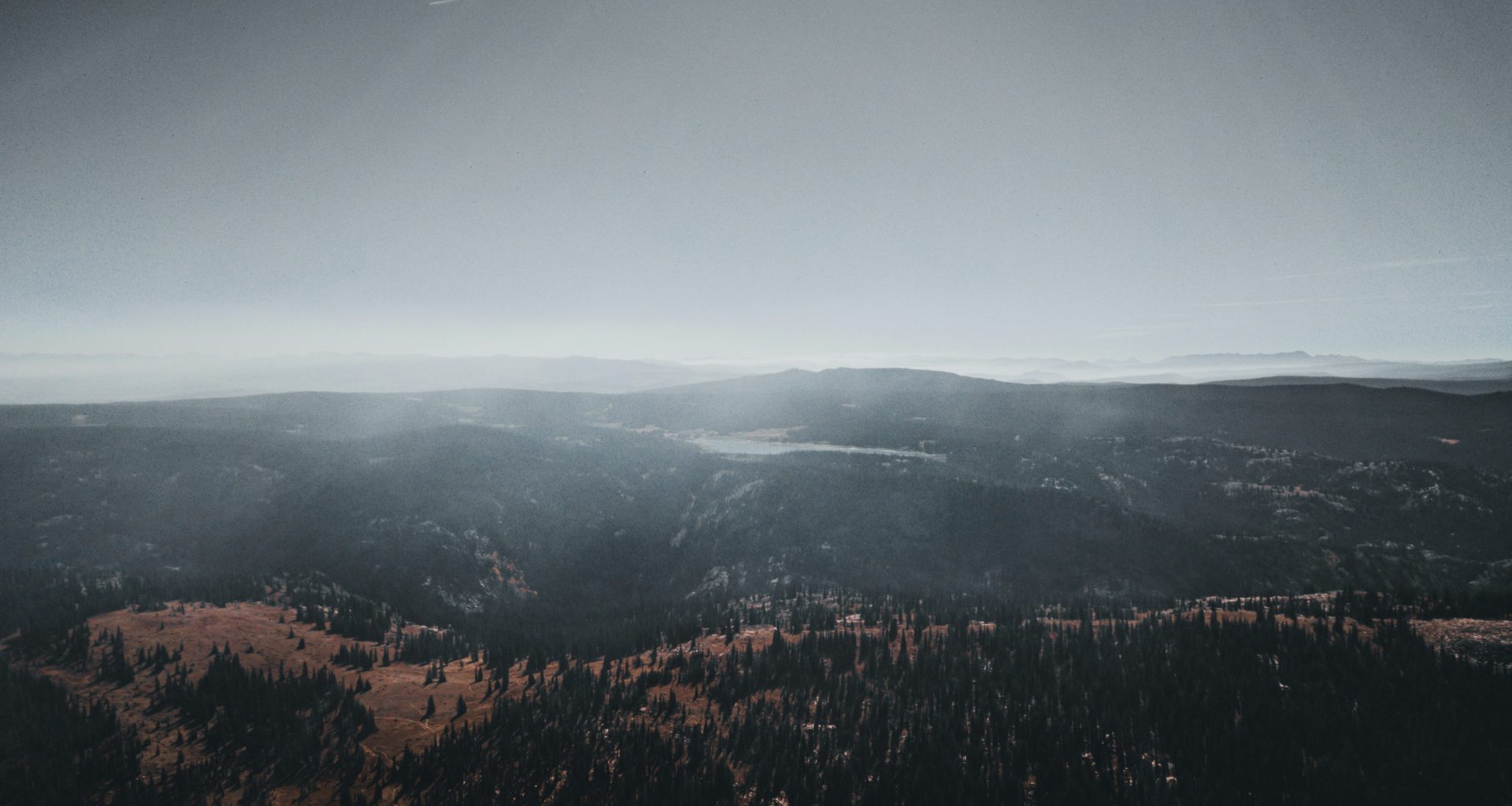 luftaufnahme-der-stadt-bei-nacht--LR49cOsDR0