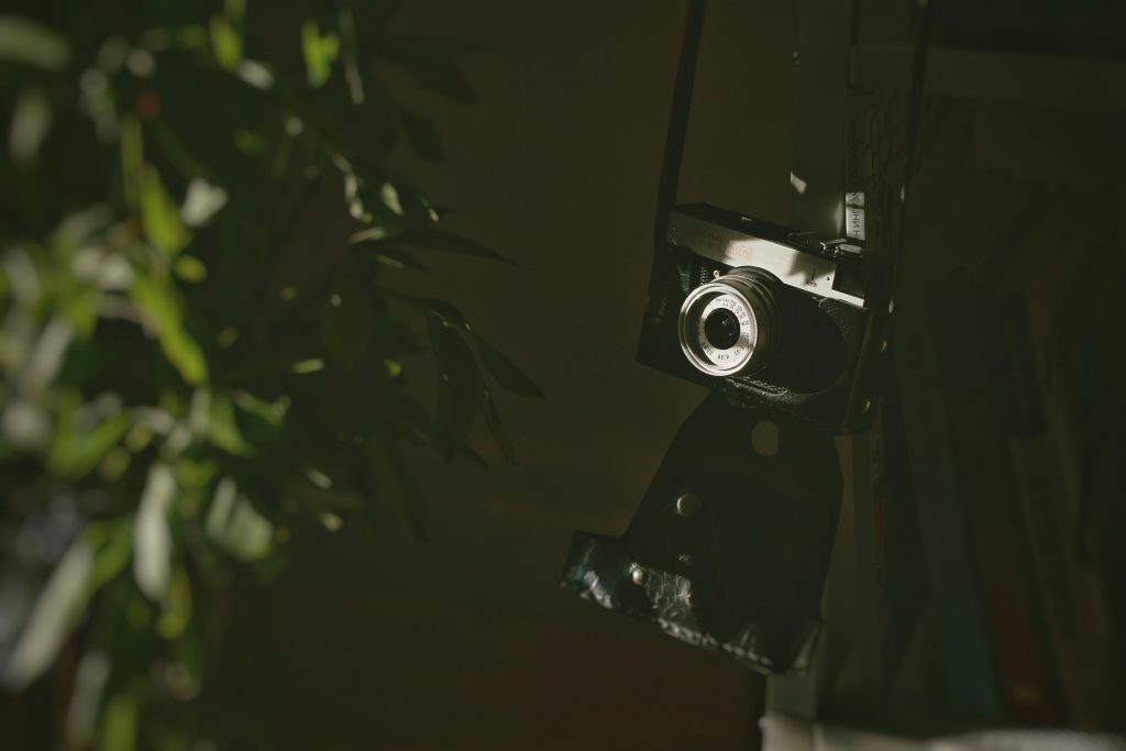 schwarz-silber-kamera-auf-schwarzer-oberflache-b-W76U2g4BE