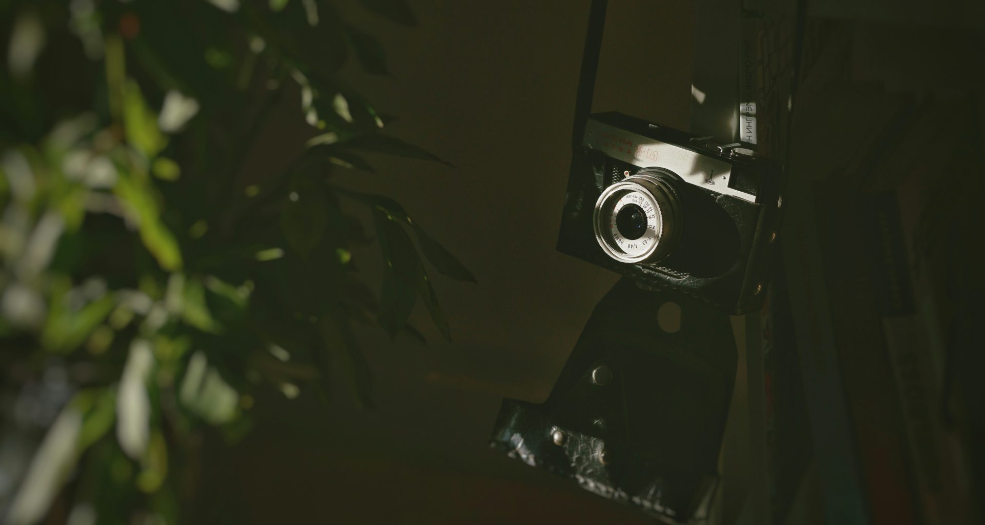 schwarz-silber-kamera-auf-schwarzer-oberflache-b-W76U2g4BE