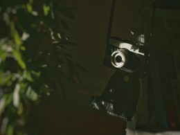 schwarz-silber-kamera-auf-schwarzer-oberflache-b-W76U2g4BE