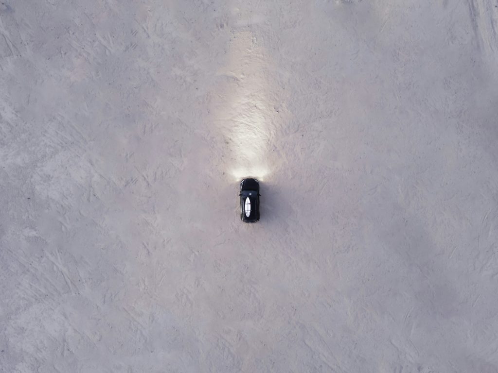 schwarz-silbernes-rundes-ornament-GehulOIW9oU