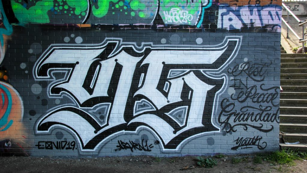 schwarz-weiss-graffiti-an-der-wand-hXnaKgbmeOk