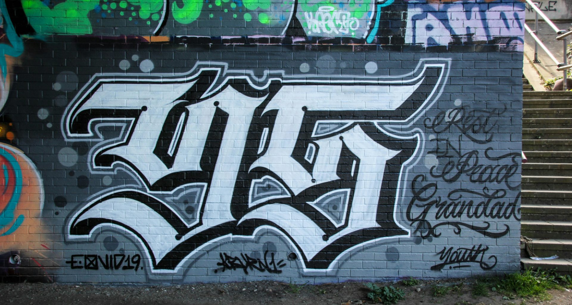 schwarz-weiss-graffiti-an-der-wand-hXnaKgbmeOk