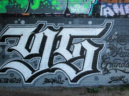 schwarz-weiss-graffiti-an-der-wand-hXnaKgbmeOk
