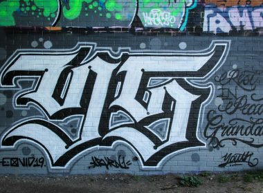 schwarz-weiss-graffiti-an-der-wand-hXnaKgbmeOk