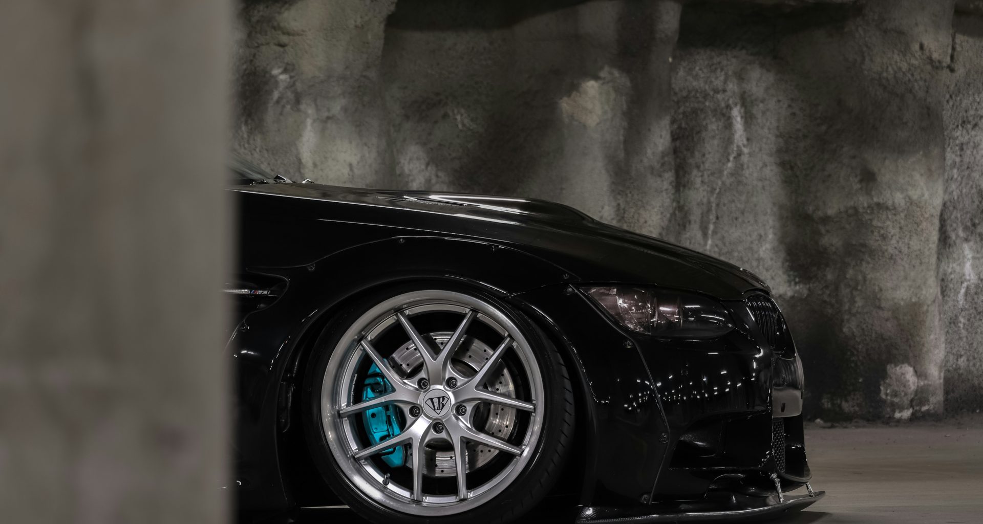 schwarzes-auto-in-einem-tunnel-5vfHDiudFEg