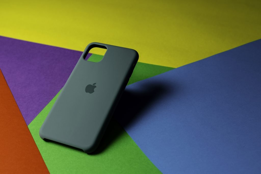 schwarzes-iphone-7-plus-auf-blauem-papier-2TRSiUZ2tO0