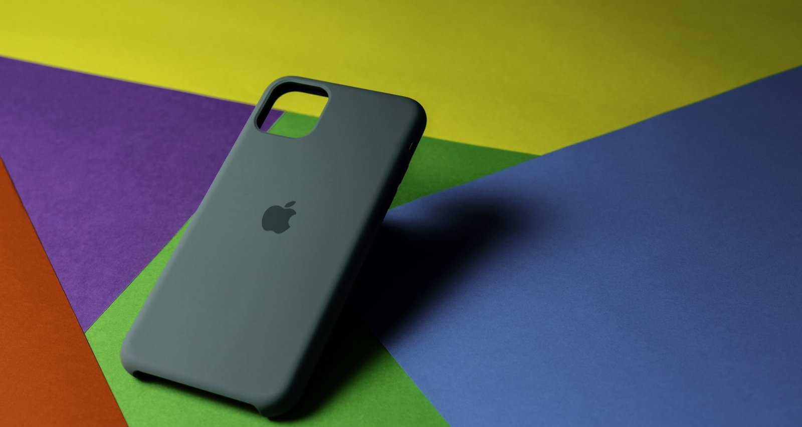 schwarzes-iphone-7-plus-auf-blauem-papier-2TRSiUZ2tO0