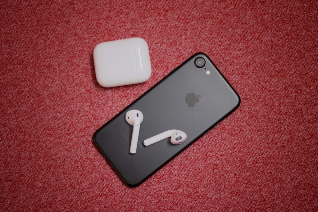 schwarzes-iphone-7-mit-airpods-iszUSfsbhLE