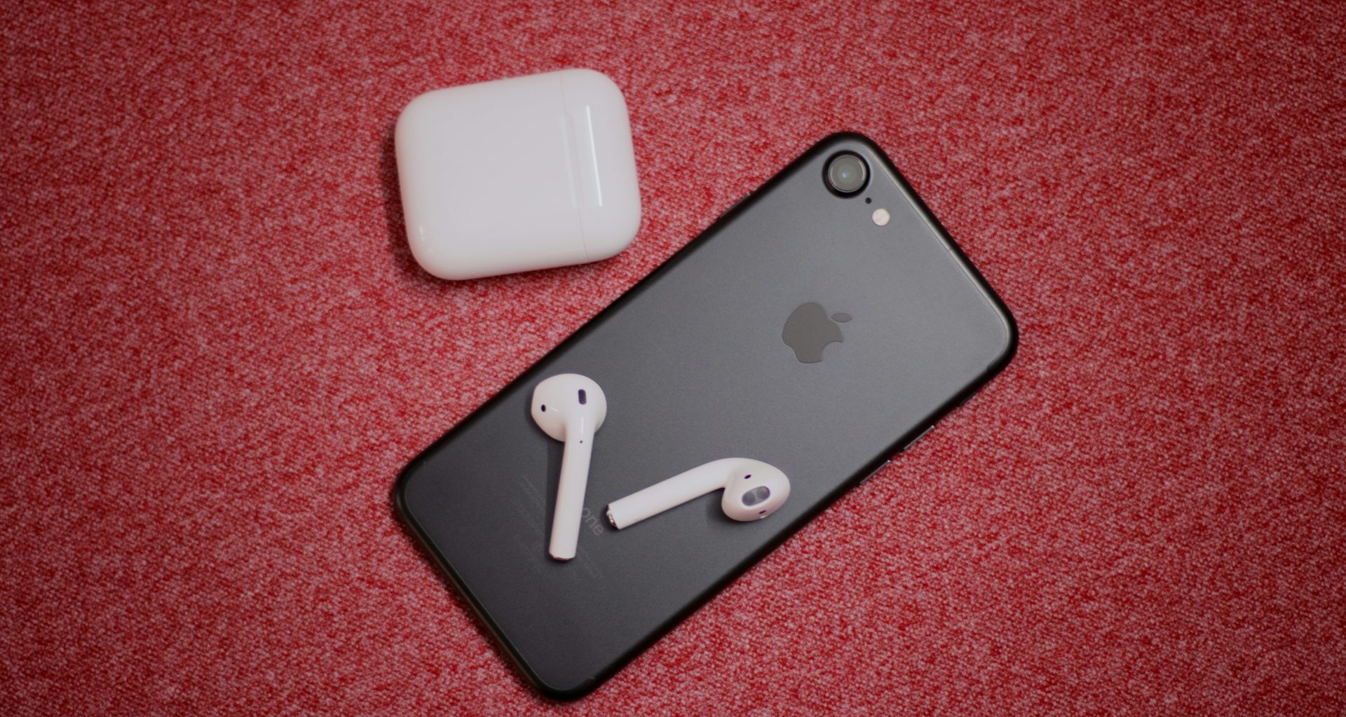 schwarzes-iphone-7-mit-airpods-iszUSfsbhLE