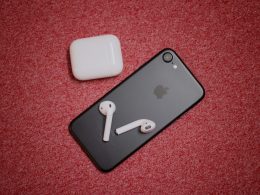 schwarzes-iphone-7-mit-airpods-iszUSfsbhLE