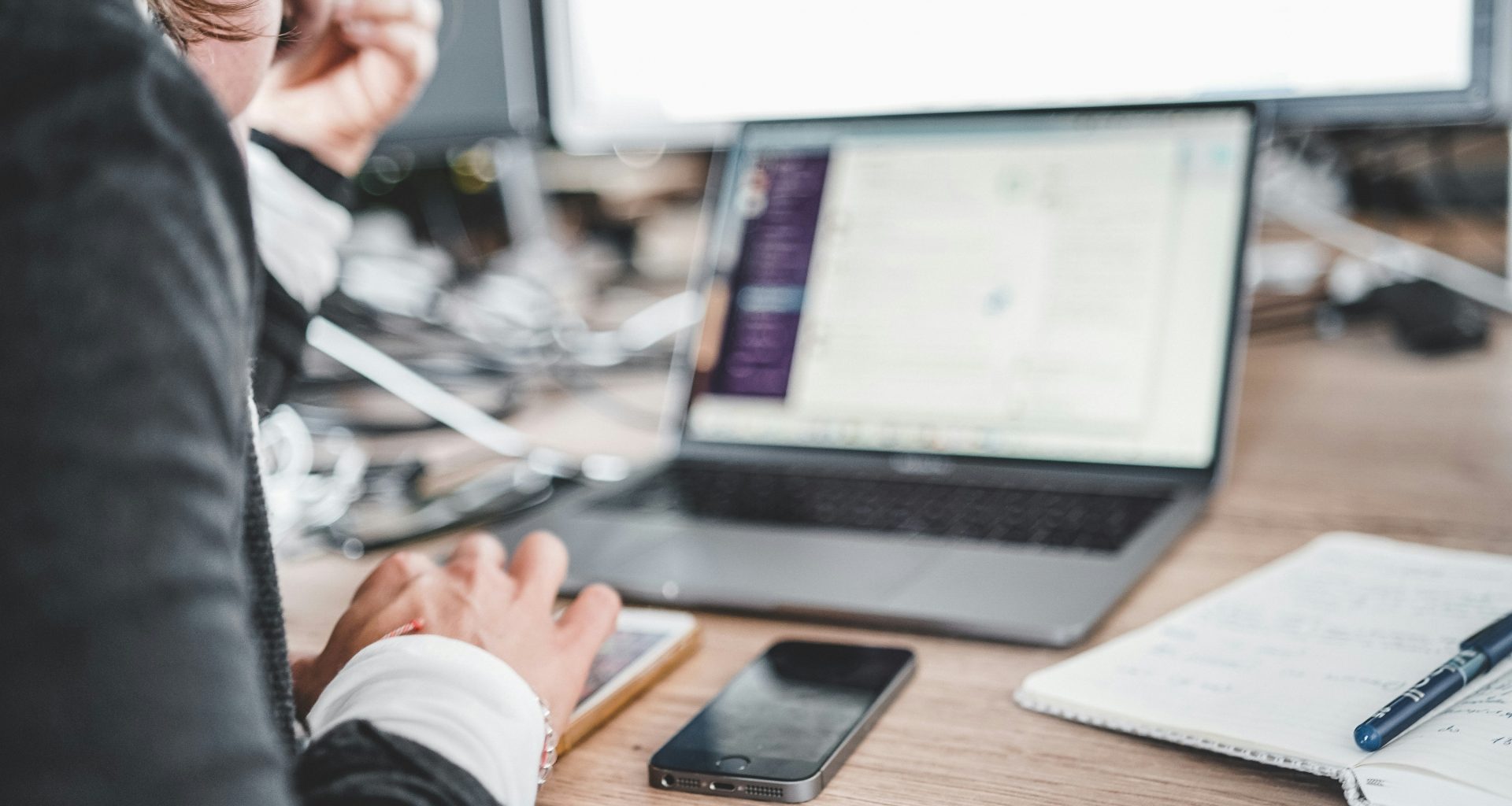 schwarzes-iphone-in-der-nahe-des-macbook-pro--gxW3aq6onU