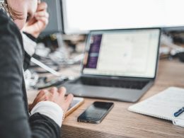 schwarzes-iphone-in-der-nahe-des-macbook-pro--gxW3aq6onU