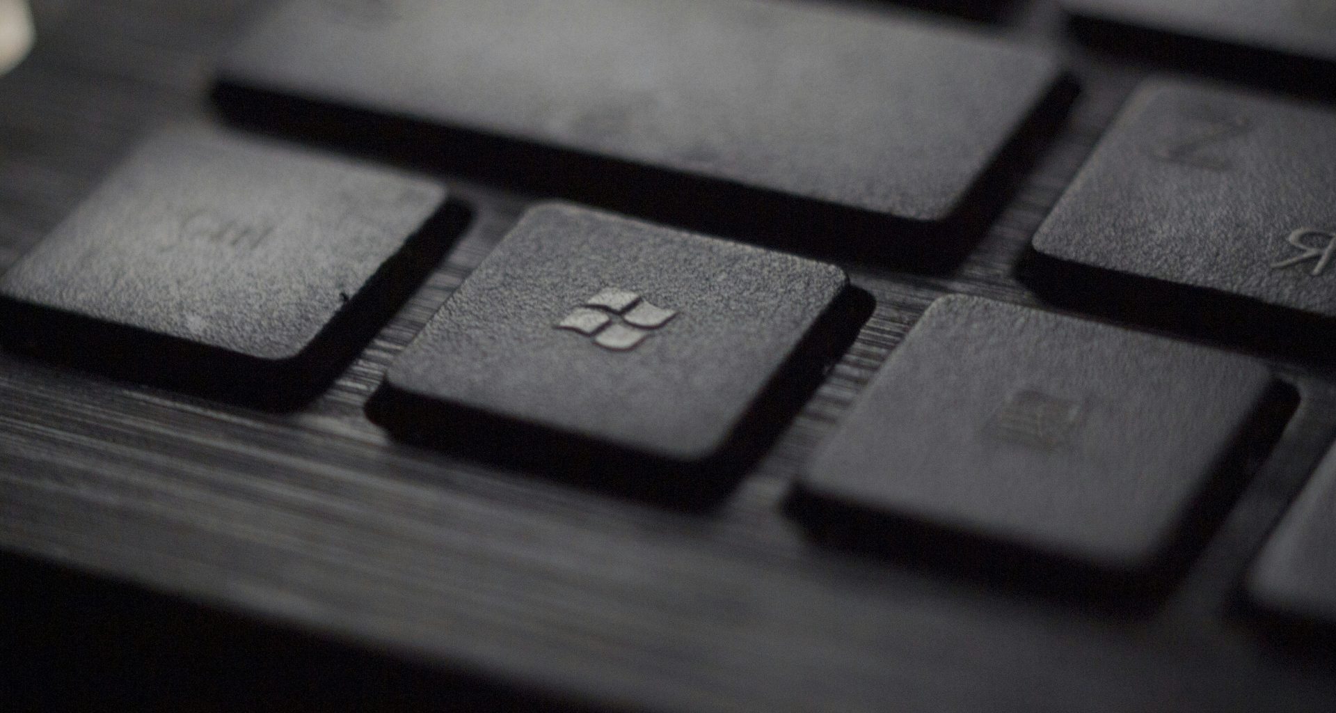 schwarze-laptop-computertastatur-in-nahaufnahme-T01GZhBSyMQ