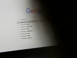 schwarzer-laptop-eingeschaltet-anzeigen-der-google-suche-6HiS_zsgxIc