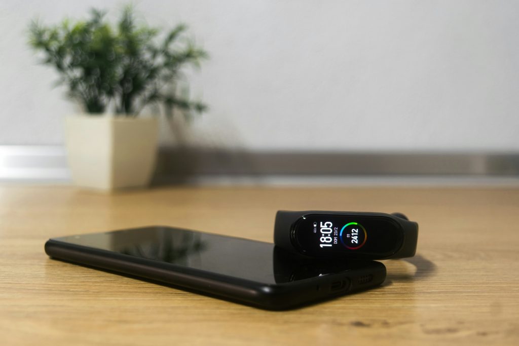 schwarzes-smartphone-auf-braunem-holztisch-ewT19LAF_Gk