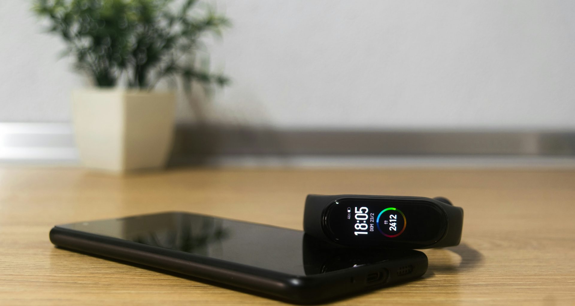 schwarzes-smartphone-auf-braunem-holztisch-ewT19LAF_Gk