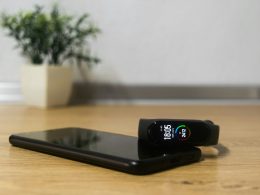 schwarzes-smartphone-auf-braunem-holztisch-ewT19LAF_Gk