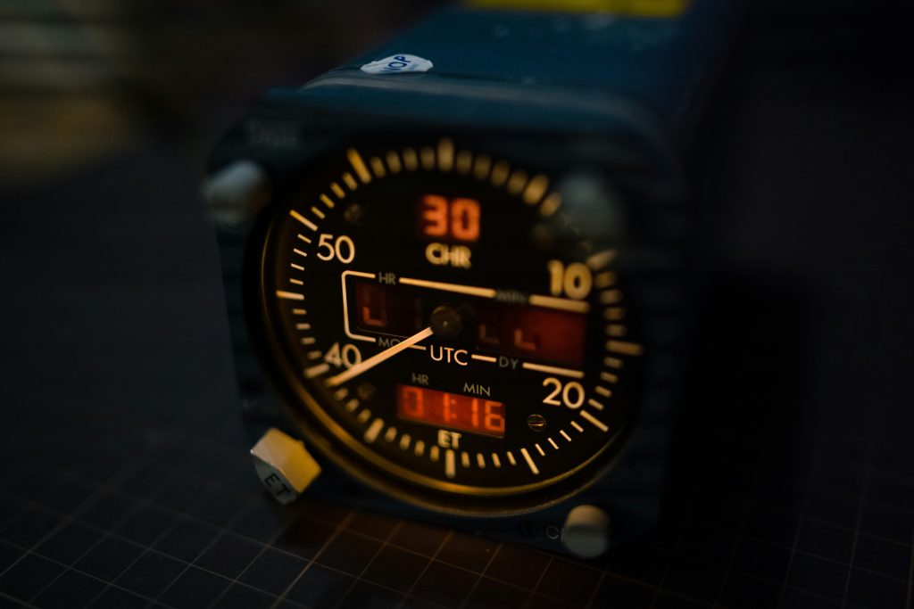 blaue-und-gelbe-digitaluhr--F0ss5hm4Uc