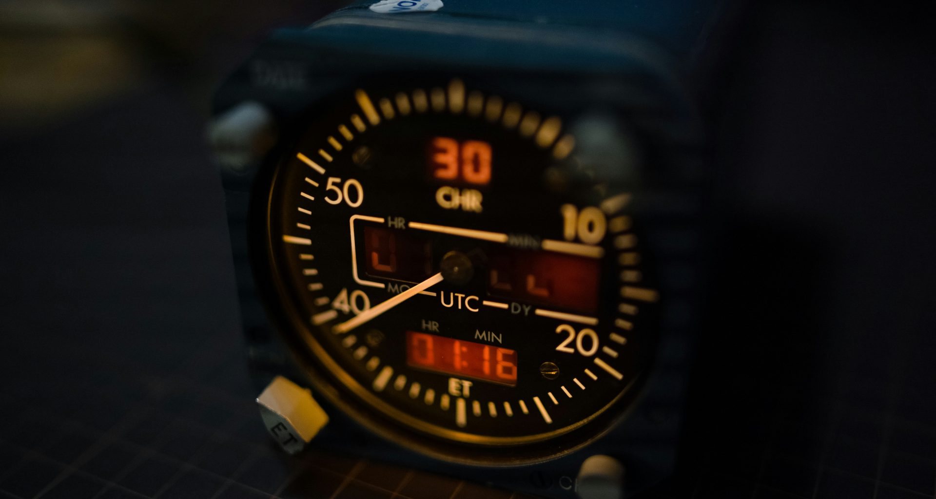 blaue-und-gelbe-digitaluhr--F0ss5hm4Uc