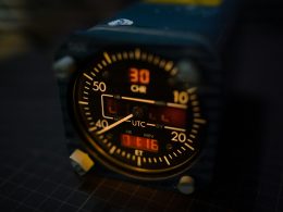 blaue-und-gelbe-digitaluhr--F0ss5hm4Uc