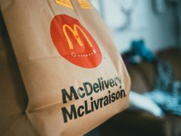 braune-und-rote-papiertute-Dtn1aBwbwD4