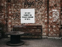 braune-bank-mit-fasstisch-PKFG-Ur6OX4