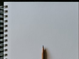 brauner-bleistift-auf-weisser-oberflache-O5XJoxrYbQo