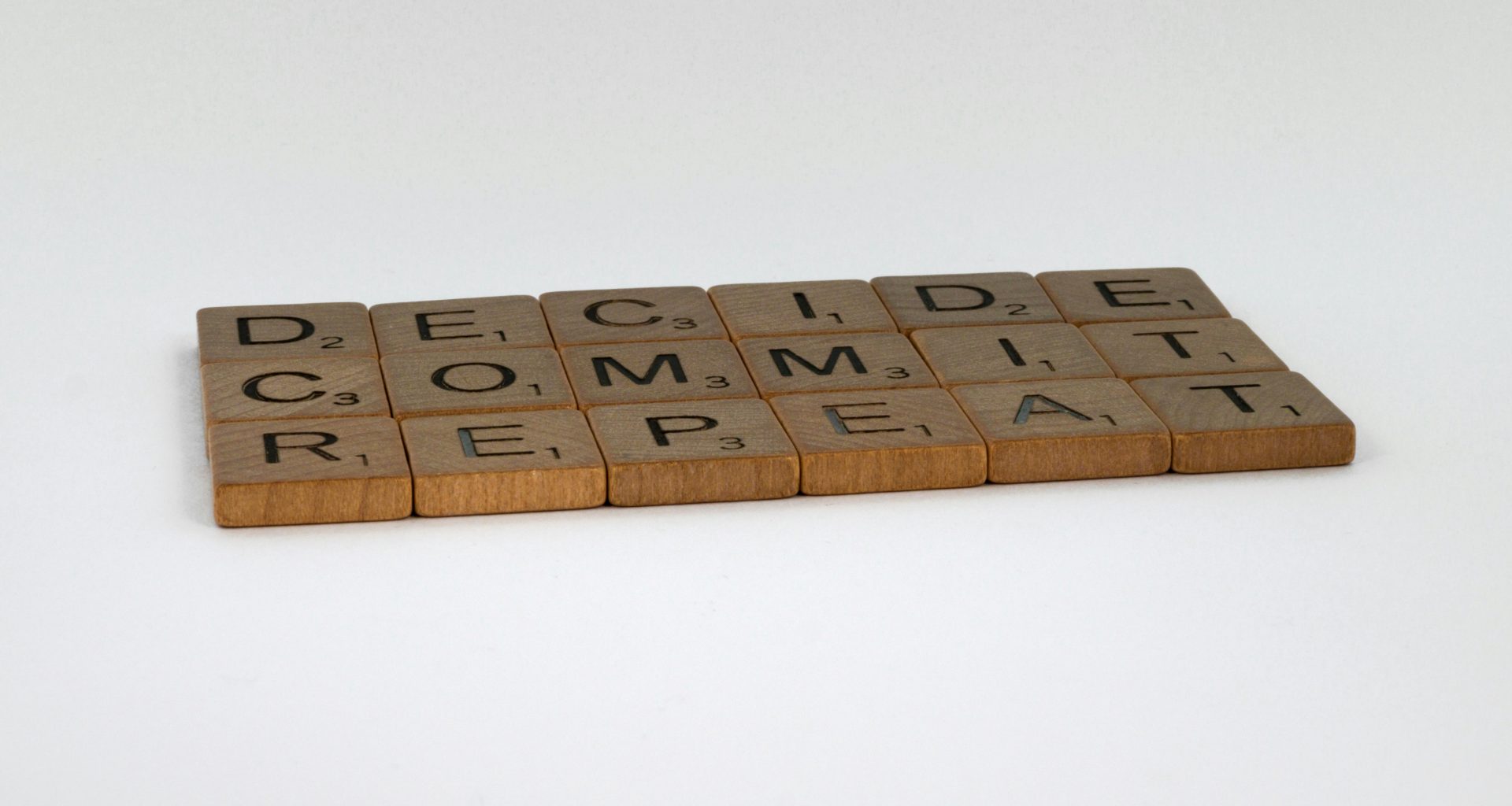 braune-holzklotze-auf-weisser-flache-4vMfb8srdTQ