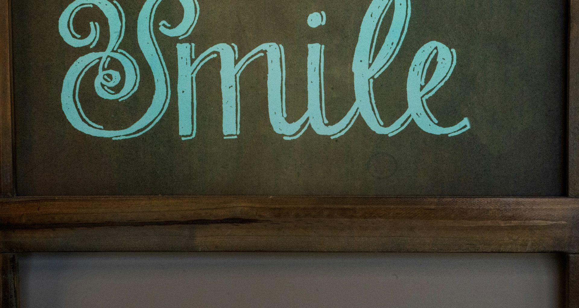 braune-wandbeschilderung-aus-holz-WSQRqBCE0hs