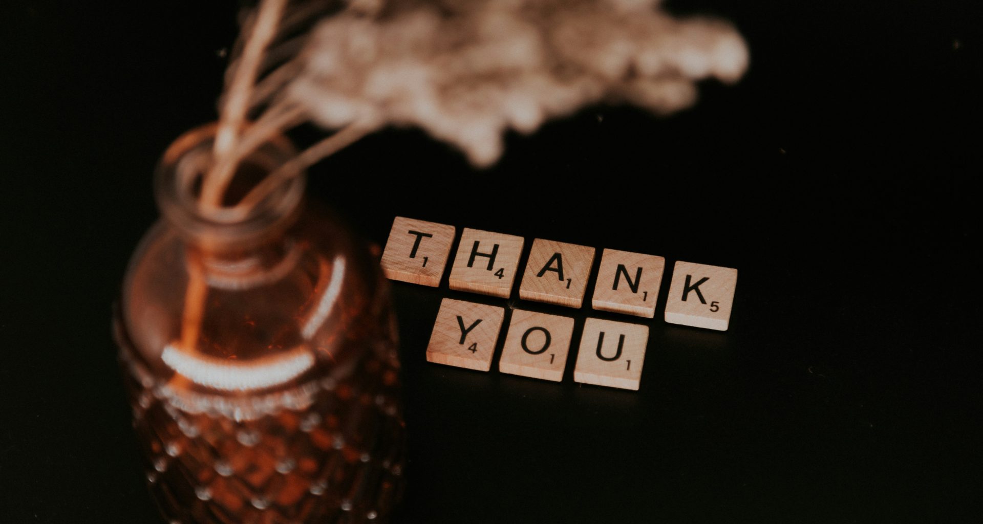 klarglasflasche-mit-weissen-bluten--_ojDIDjt60