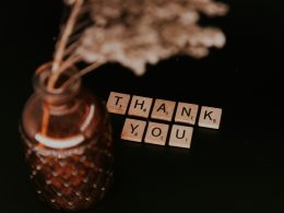 klarglasflasche-mit-weissen-bluten--_ojDIDjt60