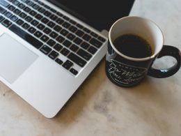 kaffee-im-becher-neben-macbook-pro-NneNzn0vs44