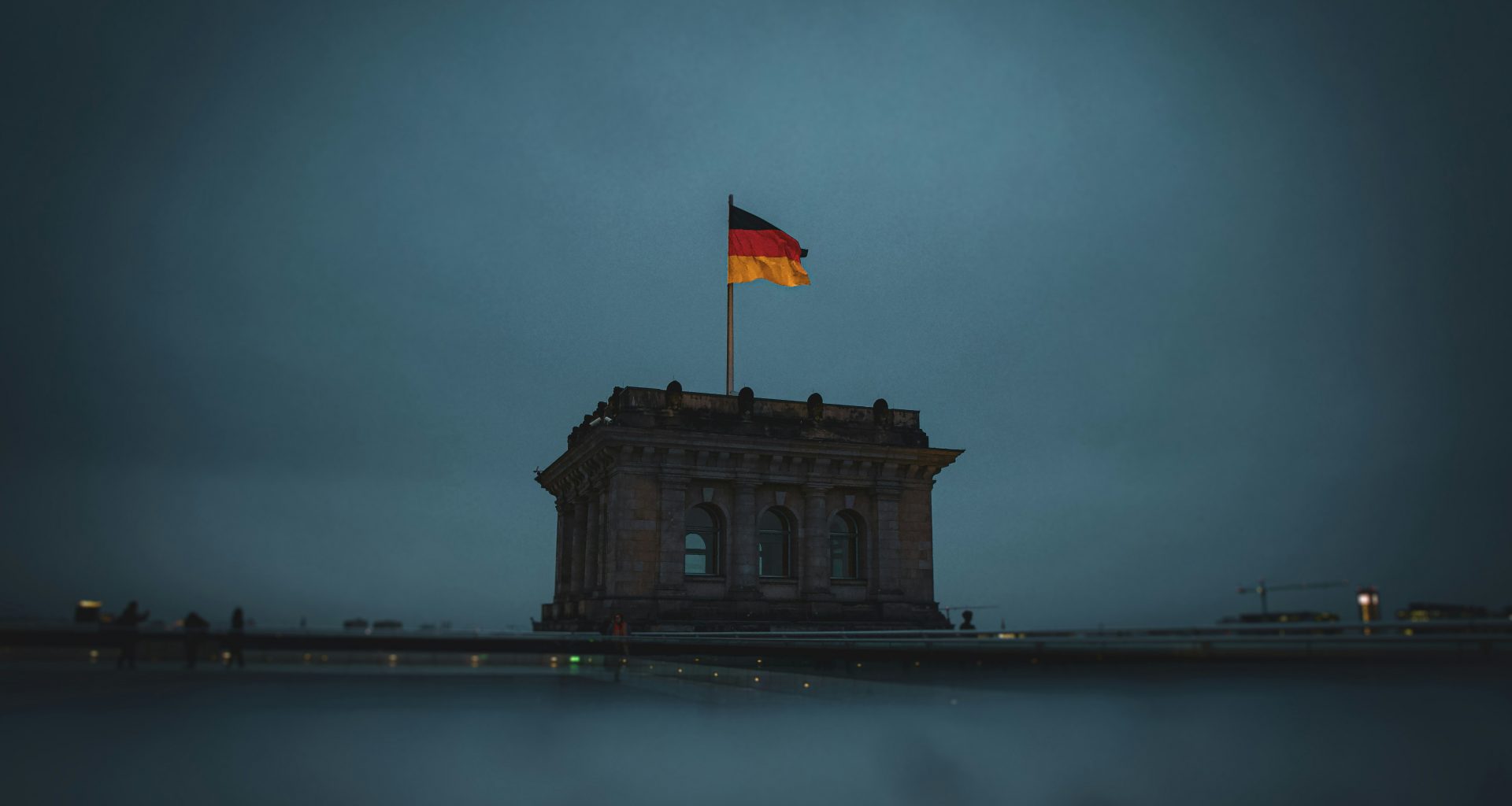 flagge-von-uns-a-auf-dem-dach-des-gebaudes-G6RE_to6Lus