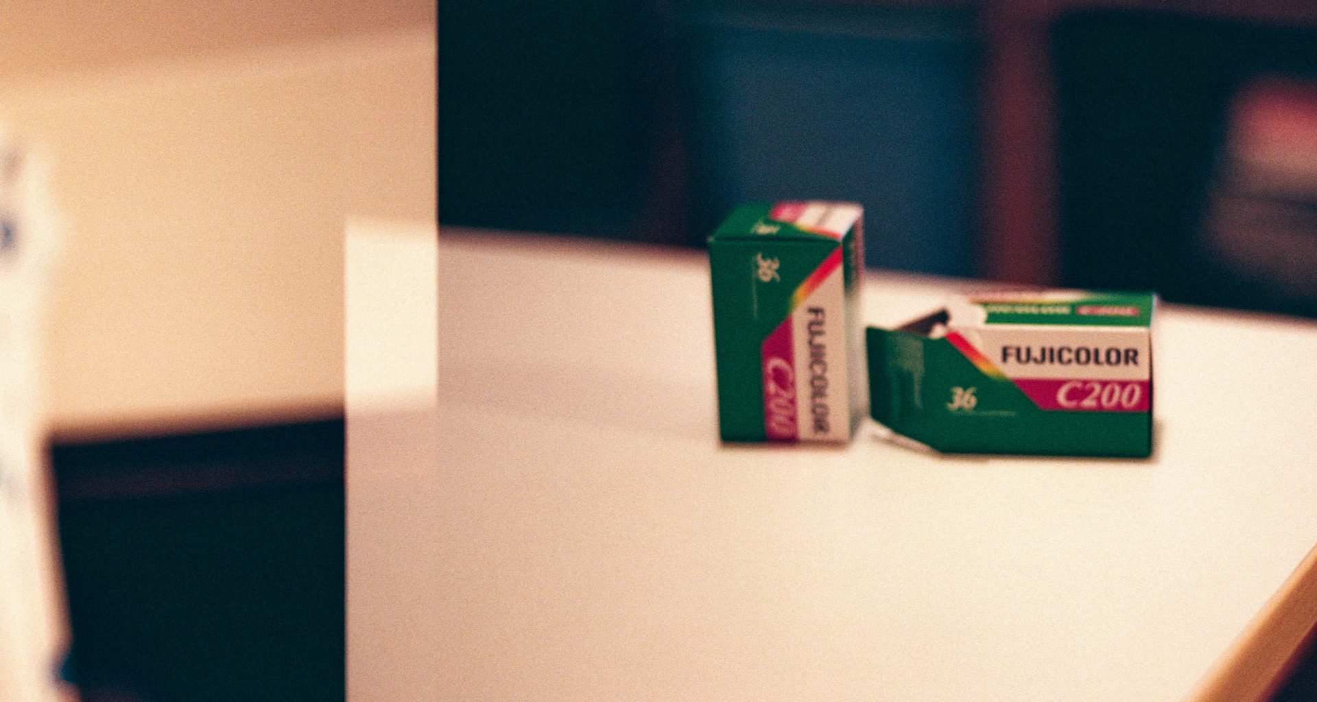 fujicolor-c200-boxen-auf-weisser-oberflache-pE021CwW7us