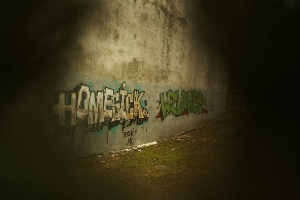 graffiti-kunst-auf-einer-alten-dunklen-wand-rk7pKrGu6RI