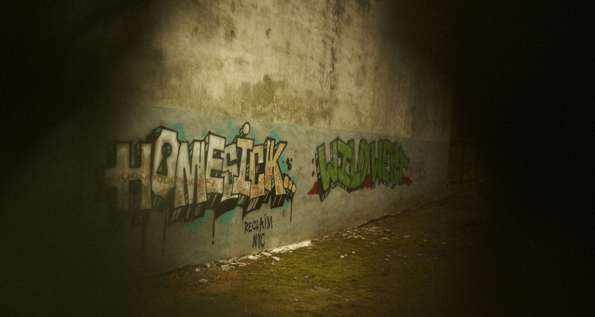 graffiti-kunst-auf-einer-alten-dunklen-wand-rk7pKrGu6RI